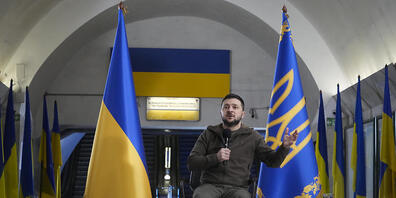 Wolodymyr Selenskyj, Präsident der Ukraine, beantwortet während einer Pressekonferenz in einer zentralen U-Bahn-Station der Hauptstadt Kiew Fragen. Selenskyj hat erneut einen möglichen Abbruch jeglicher Gespräche mit Russland für ein Ende des Krie...