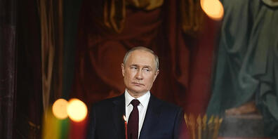 Wladimir Putin, Präsident von Russland, besucht den orthodoxen Ostergottesdienst in der Christ-Erlöser-Kathedrale und hält eine Kerze. Foto: Alexander Zemlianichenko/Pool AP/dpa