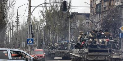 Russische Panzer fahren entlang einer Straße in einem von den von Russland unterstützten Separatisten kontrollierten Gebiet. Foto: Alexei Alexandrov/AP/dpa