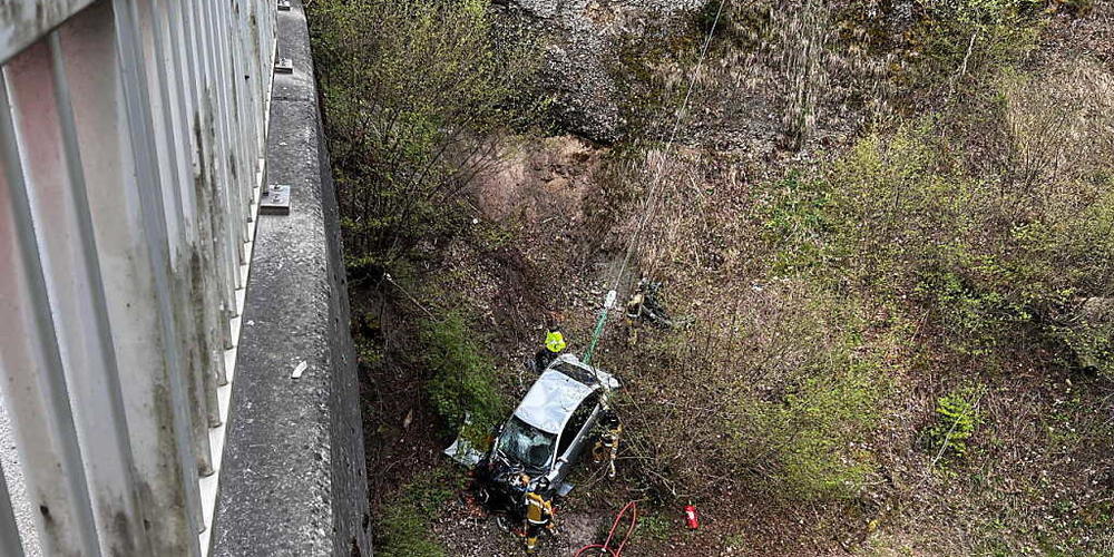 Ein Autofahrer ist in Lütisburg SG nach einem Überholmanöver in einem Bachbord gelandet und verletzte sich dabei.