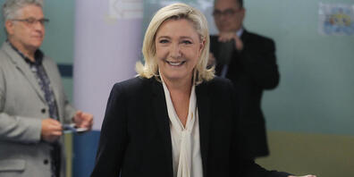 Marine Le Pen, Präsidentschaftskandidatin der rechtsextremen Partei Rassemblement National (RN), gibt ihre Stimme in Nordfrankreich ab. Foto: Michel Spingler/AP/dpa