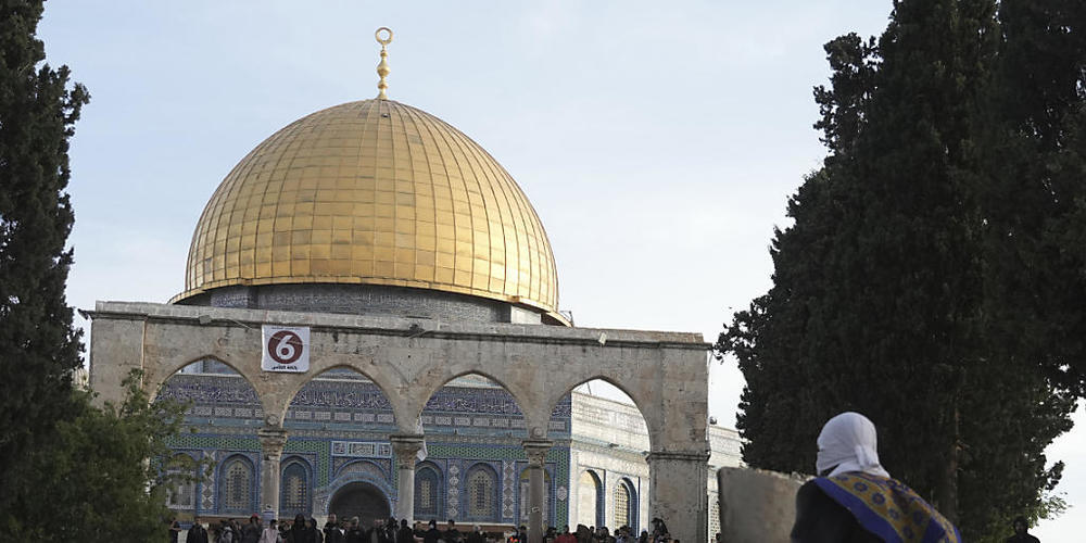 Die israelische Polizei und palästinensische Jugendliche sind in den vergangenen Tagen an einer wichtigen heiligen Stätte in Jerusalem, die Juden und Muslimen heilig ist, mehrfach aneinandergeraten. Foto: Mahmoud Illean/AP/dpa