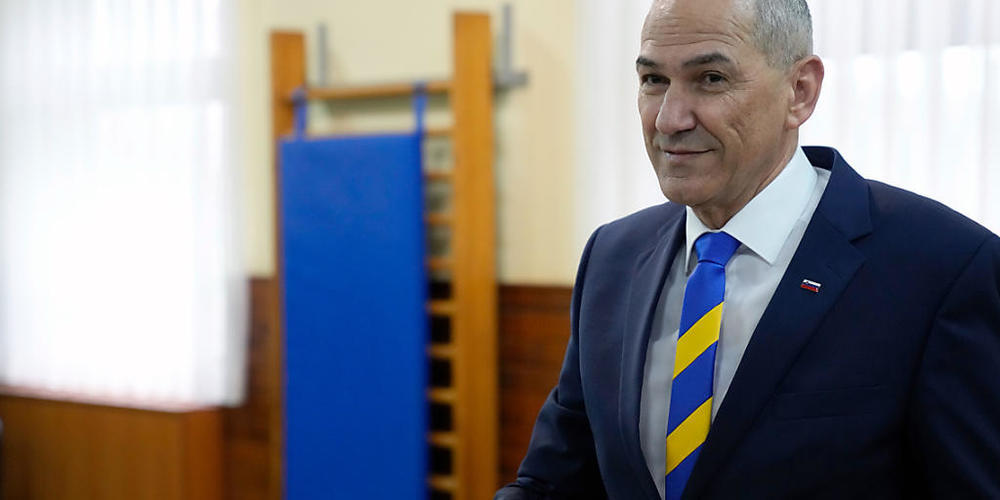 Sloweniens Premierminister Janez Jansa wirft seinen Stimmzettel in einem Wahllokal in eine Wahlurne. Foto: Darko Bandic/AP/dpa