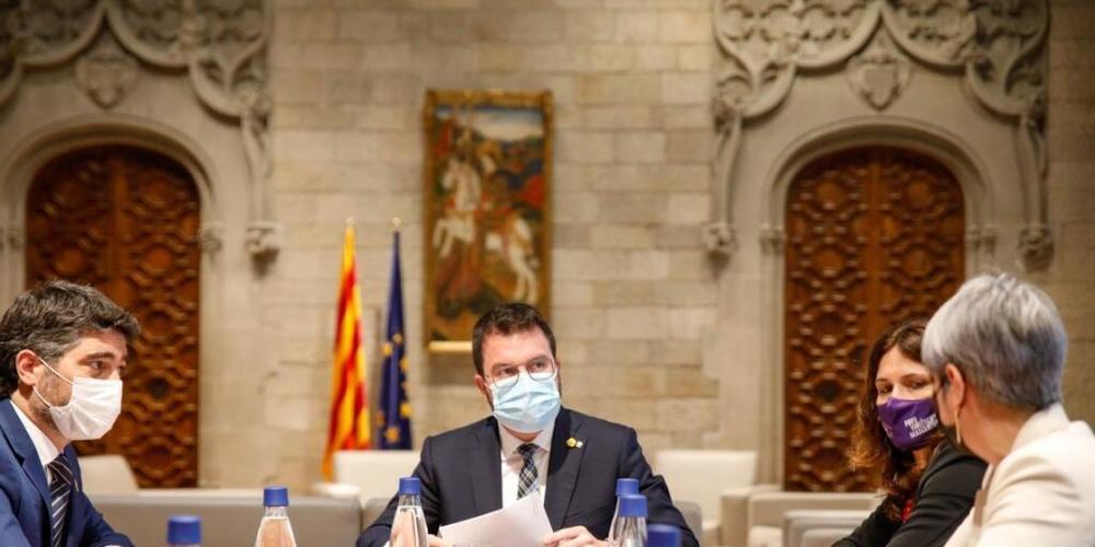 ARCHIV - Jordi Puignero (l-r), Vizepräsident der Generalitat, Pere Aragones, Regionalpräsident von Katalonien, und Laura Vilagra, Ratsvorsitzende der katalanischen Regionalregierung, besprechen die mutmaßliche Bespitzelung von Dutzenden katalanisc...
