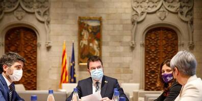 ARCHIV - Jordi Puignero (l-r), Vizepräsident der Generalitat, Pere Aragones, Regionalpräsident von Katalonien, und Laura Vilagra, Ratsvorsitzende der katalanischen Regionalregierung, besprechen die mutmaßliche Bespitzelung von Dutzenden katalanisc...