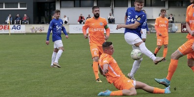 Immer wieder hinderte die vielbeinige Verteidigung der Kreuzlinger die Widnauer am Torschuss, hier von Samuel Thönig 