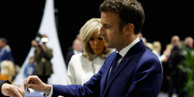 Emmanuel Macron, Präsident von Frankreich, gibt seine Stimme in einem Wahllokal ab. Foto: Gonzalo Fuentes/Pool Reuters/dpa