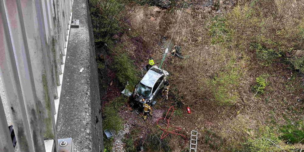 Der 42-järhige Autofahrer wurde vom Rettungsdienst ins Spital gebracht. Am Auto entstand Totalschaden. 