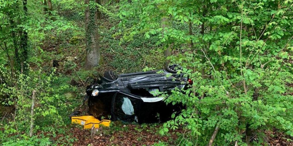 Das total beschädigte Auto an der Waldböschung.