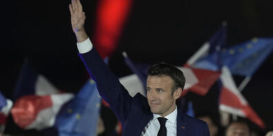 Emmanuel Macron, Präsident von Frankreich, grüßt seine Anhänger. Foto: Christophe Ena/AP/dpa