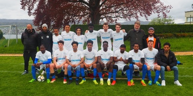 Mannschaft Blau-Weiss Erlenbach mit Gemeinderat Philippe Zehnder.