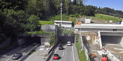 Im Gubristtunnel kam es am Sonntagabend zu einem Unfall, in den vier Autos involviert waren. Die Strecke konnte gegen Mitternacht wieder befahren werden. (Archivbild)