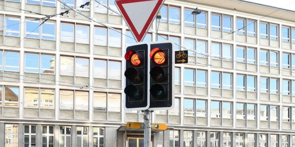 In der Stadt St. Gallen und weiteren Ortschaften im Kanton sollen Velofahrerinnen und Velofahrer an mehr Ampeln bei Rot rechts abbiegen können.