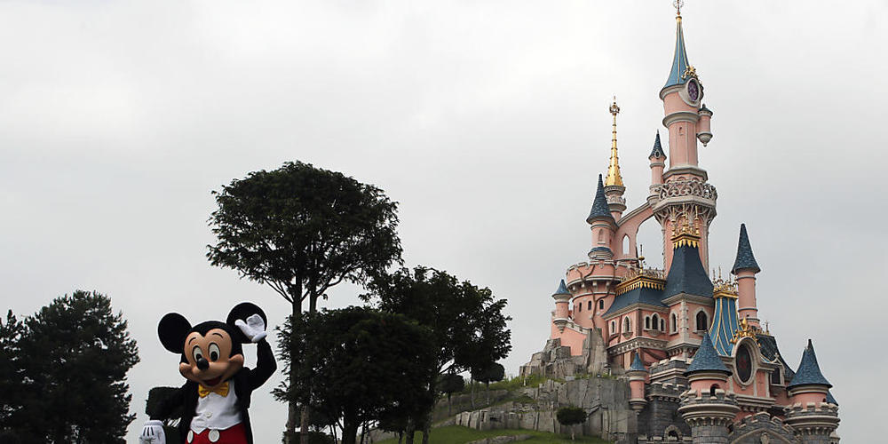 Die Solar-Parkplatzüberdachung beim Disneyland Paris soll im Jahr 10 Gigawattstunden Strom liefern. (Symbolbild)