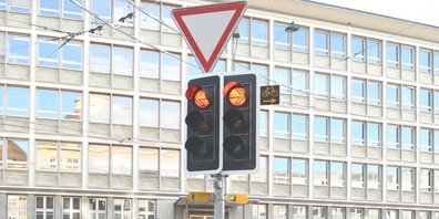 Das Zusatzschild mit gelbem Velo neben der Ampel erlaubt Velos und Mofas hier das Rechtsabbiegen bei Rot.