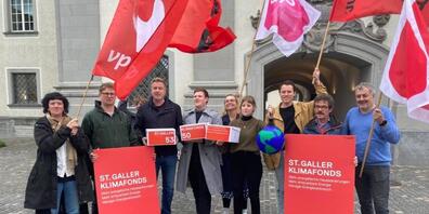 Vor dem St. Galler Regierungsgebäude wurden am Montagnachmittag die Unterschriften für eine kantonale Volksinitiative eingereicht, die einen mit 100 Millionen Franken dotierten Klimafonds verlangt.