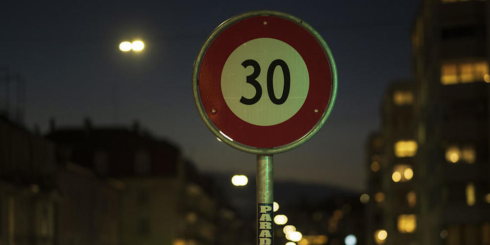 Mit Flüsterbelägen sollen Wohnprojekte an lauten Strassen "gerettet" werden. Für die Linken und Grünen kommt dies nicht in Frage. Sie bestehen auf Tempo 30. (Symbolbild)