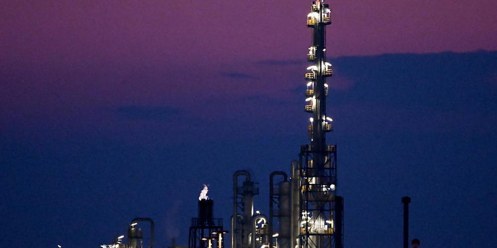 Die TotalEnergies Leuna Raffinerie in Spergau. Eine von Greenpeace in Auftrag gegebene Studie stellt fest, dass ein Embargo gegen russisches Öl "verkraftbar" sei. Allerdings gäbe es grössere logistische Probleme bei Raffinerien in Ostdeutschland.