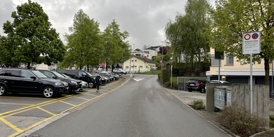 Sogenannte «Elterntaxis» verstopfen täglich die Schulhausstrasse, was nicht nur gefährlich für die Schülerinnen und Schüler ist, sondern auch ärgerlich für die Anwohner.