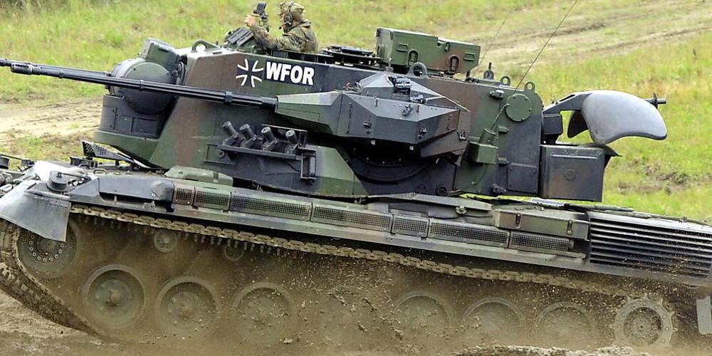 ARCHIV - Ein Flakpanzer vom Typ Gepard fährt auf dem Truppenübungsplatz in Munster während der Informationslehrübung "Das Heer im Einsatz" über das Gelände. Foto: Maurizio Gambarini/dpa