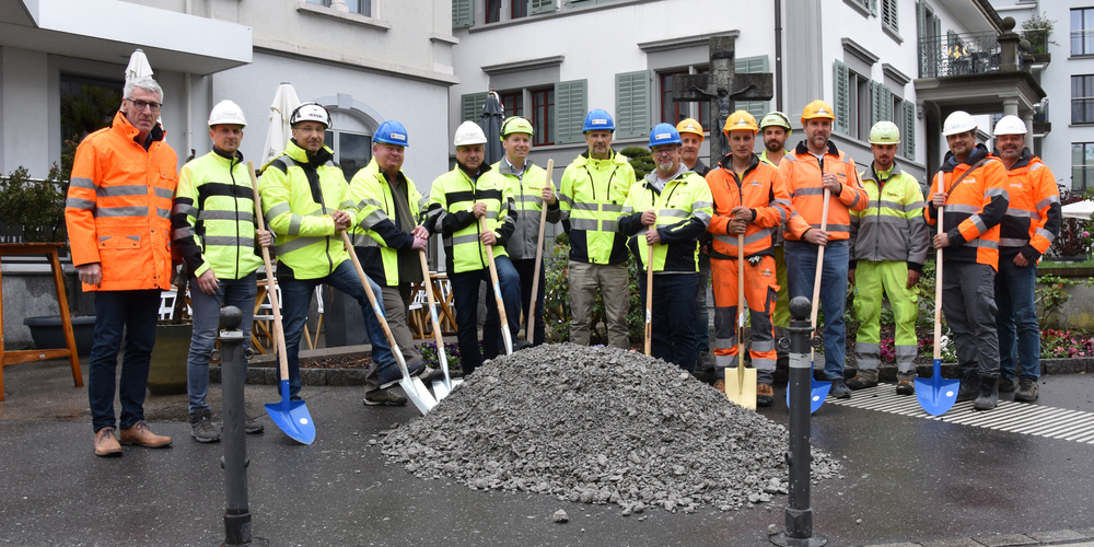 Die Vertreter der Bauherrschaft, Planer und Unternehmer sowie Ausführende am gestrigen Spatenstich an der Kreuzung Schützenstrasse-Marktstrasse in Lachen.