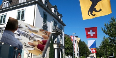 Die Mitglieder des Wahlbüros zählen und sortieren die Wahl- und Stimmzettel, danach ermitteln sie die Ergebnisse. (Symbolbild)