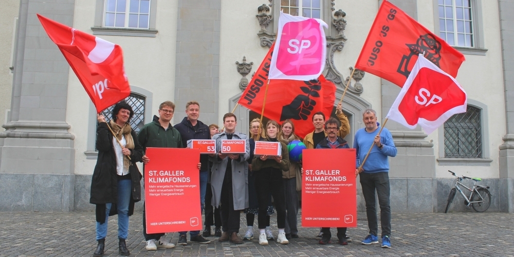 VertreterInnen des Initiativkomitees anlässlich der Einreichung auf dem Klosterplatz vor der Staatskanzlei in St.Gallen.