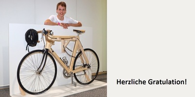 Schreinerlehrling Lino Landolt mit seinem Holzvelo.