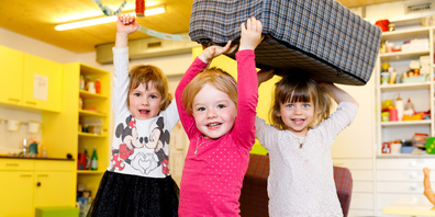 Sie freuen sich stellvertretend für die zehn neu ausgezeichneten Thurgauer Spielgruppen: «Juhee, wir sind eine Purzelbaum-Spielgruppe.»