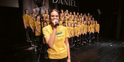 Ein Adonia-Chor mit 60 Teenagern tritt am Mittwochabend, 27. April,  in der Mehrzweckhalle Feld  in Jenaz auf.