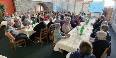 Verwaltungsrat Andreas von Sprecher erläutert die Jahresrechnung,  welche mit einem Gewinn von rund 103 000 Franken abschliesst. 