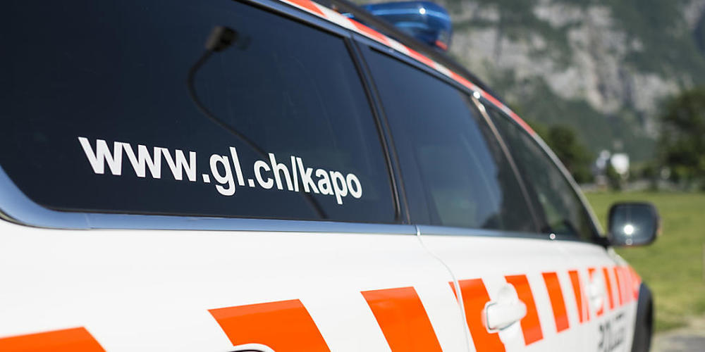 Auf einem Bahnübergang nördlich von Glarus wurde am Dienstag ein Auto zwischen den Schranken eingeschlossen, von einem Zug erfasst und total beschädigt. Verletzt wurde niemand. (Symbolbild)