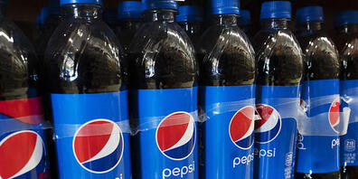 Der US-Getränkekonzern Pepsi hat im vergangenen Quartal einen Gewinnsprung gemacht. (Archivbild)