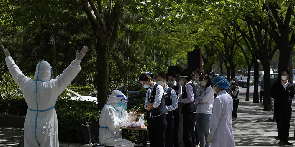 Chinas Hauptstadt Peking führt Corona-Massentests durch und sperrt den Zugang zu Wohnvierteln, um einen neuen Coronavirus-Ausbruch einzudämmen. Foto: Ng Han Guan/AP/dpa