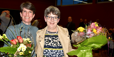 Die neu gewählte Präsidentin des Vereins Pfarrblatt im Bistum St.Gallen Pascale Baer-Baldauf und die zurückgetretene Barbara Hächler.