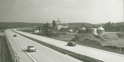 Gute Verkehrsanbindungen sind wichtig und Treiber wirtschaftlicher Entwicklung. Mit der Eröffnung des Anschlusswerks Uzwil-Oberbüren im Jahr 1969 wurde die Gemeinde ans Nationalstrassennetz angeschlossen. Damals war das Verkehrsaufkommen sehr bescheiden, wie diese Bild aus dem Jahr 1971 zeigt.