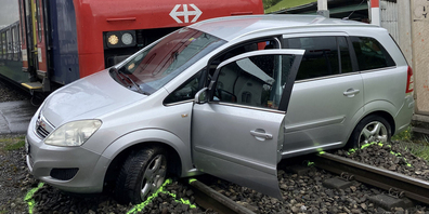 Auf einem Bahnübergang nördlich von Glarus wurde am Dienstag ein Auto zwischen den Schranken eingeschlossen, von einem Zug erfasst und total beschädigt. Verletzt wurde niemand. (Symbolbild)