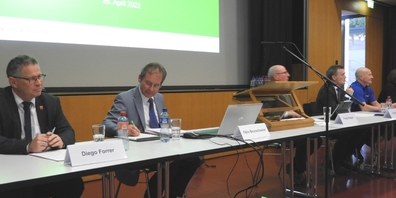 (v.l.) Gemeindepräsident Diego Forrer, Félix Brunschwiler vom Zweckverband, Regierungsrat Fredy Fässler, Migrationsamtsleiter Jürg Eberle und Bruno Künzler von der Kantonspolizei informierten.