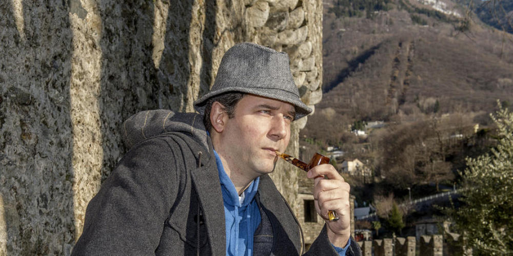 Der Tessiner Autor Andrea Fazioli hat vollendet, was Friedrich Glauser vor rund hundert Jahren begonnen hat:  In "Wachtmeister Studers Ferien" wird der Mord an einer Frau aus dem Milieu des Monte Verità aufgeklärt - und damit ein Fall gelöst, der ...