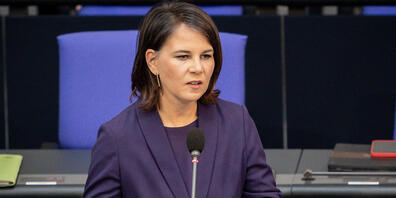 Annalena Baerbock (Bündnis90/Die Grünen), Außenministerin, spricht in der Befragungen der Bundesregierung im Plenum im Bundestag. Foto: Michael Kappeler/dpa