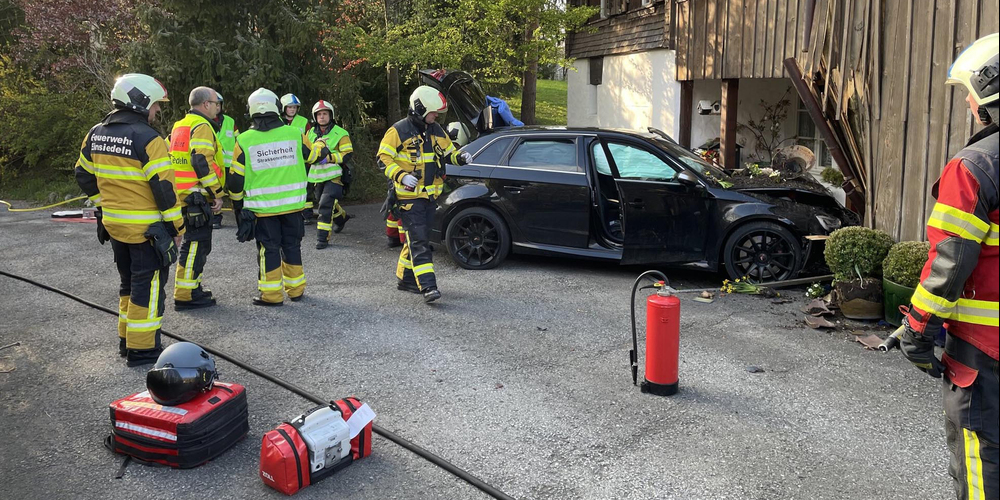 Feuerwehrleute am Unfallort in Einsiedeln.