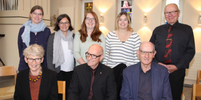 Neue und zurückgetretene Amtsträger (von links, vorne): Therese Schüpbach, Armin Bartl, Hans Frei, (hinten) Martina Schläpfer, Prisca Niederer, Samantha de Keijzer, Rahel Bernet und Heinz Hugentobler. Es fehlt Kerstin Röthlisberger.	