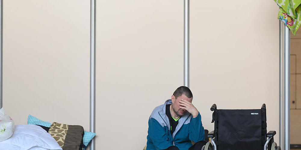 dpatopbilder - Viktor, der aus Bela Tserkva geflüchtet ist, sitzt in der Turnhalle des Gymnasiums Bürgerwiese, die derzeit als Notunterkunft für geflüchtete Menschen aus der Ukraine genutzt wird. Foto: Robert Michael/dpa