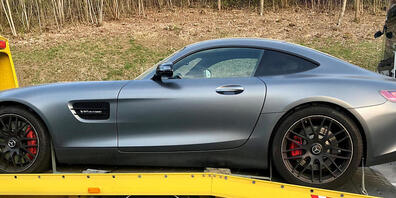 Der Auto-Schmuggel endet kurz nach der Grenze: Ein 30-jähriger Transporteur wollte den Mercedes-Sportwagen ohne Einfuhrpapiere nach Deutschland bringen.