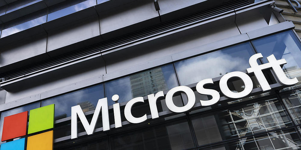 Ein starkes Cloud-Geschäft hat dem Software-Riesen Microsoft im jüngsten Quartal zu deutlich mehr Umsatz und Gewinn verholfen. (Archivbild)
