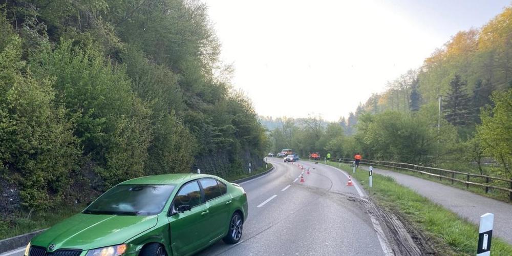 Zwei Lenker wurden bei einer Kollision am frühen Donnerstagmorgen auf der Aathalstrasse leicht verletzt.