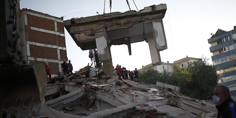 Erdbeben zählen zu den tödlichsten Naturgefahren: Rettungskräfte suchen nach Verschütteten nach einem Erdbeben in der türkischen Stadt Izmir, das sich im Oktober 2020 ereignet hat. (Archivbild)