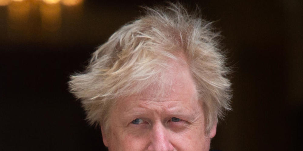 Boris Johnson, Premierminister von Großbritannien, verlässt Downing Street 10, um den Ministerpräsident Barzani der irakisch-kurdischen Regionen, zu empfangen. Foto: Victoria Jones/PA Wire/dpa