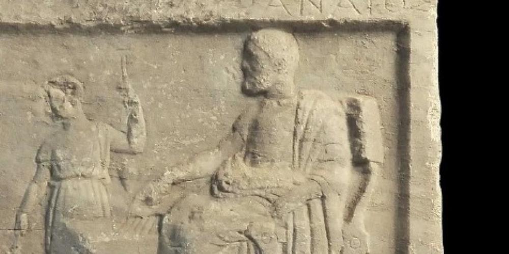 Das 2500 Jahre alte Relief soll die älteste Darstellung einer Rechenstunde sein, wie die Forschenden vermuten.