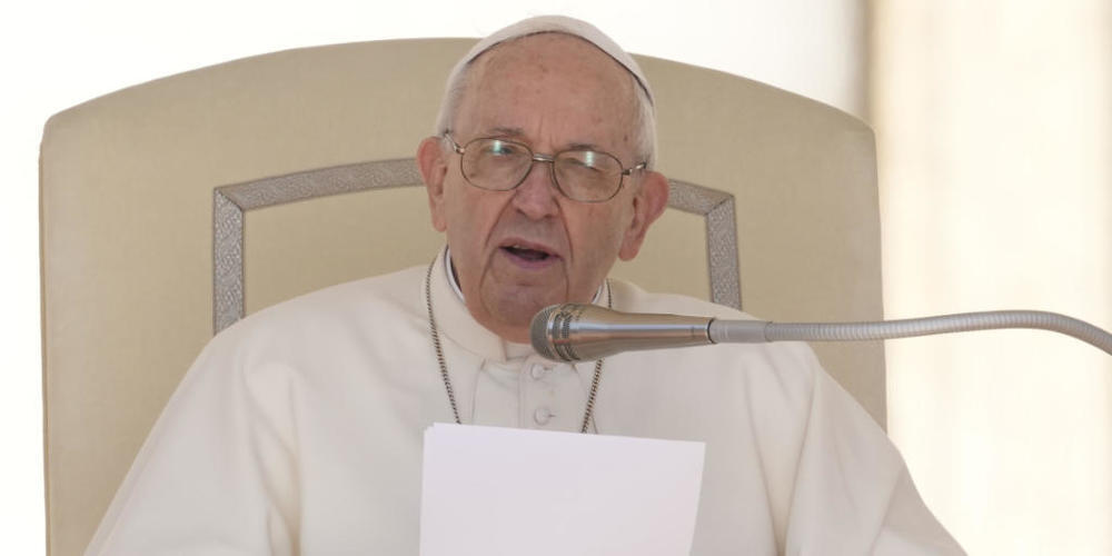 Papst Franziskus hält seine Rede während der wöchentlichen Generalaudienz auf dem Petersplatz im Vatikan. Foto: Andrew Medichini/AP/dpa